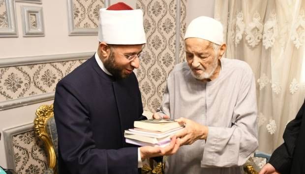 لفتة طيبة.. وزير الأوقاف يزور الشيخ منصور الرفاعي: عالم جليل (صور)