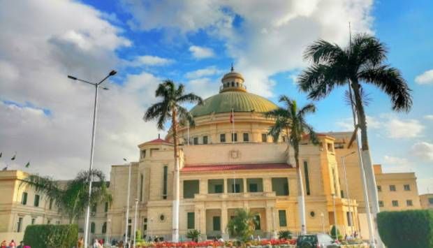 1500 جنيه.. رئيس جامعة القاهرة يقر مكافأة تميز للعاملين والهيئة المعاونة