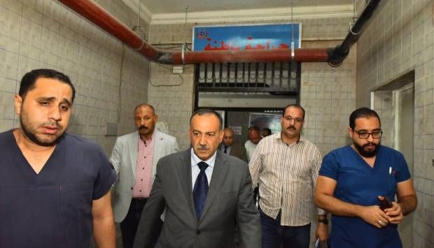 محافظ أسيوط يصرف ماكينة خياطة وقطعة قماش لربة منزل