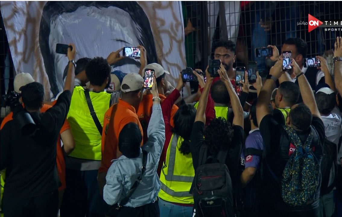 حسين الشحات يهدي جائزة رجل المباراة لـ روح أحمد رفعت.. صورة