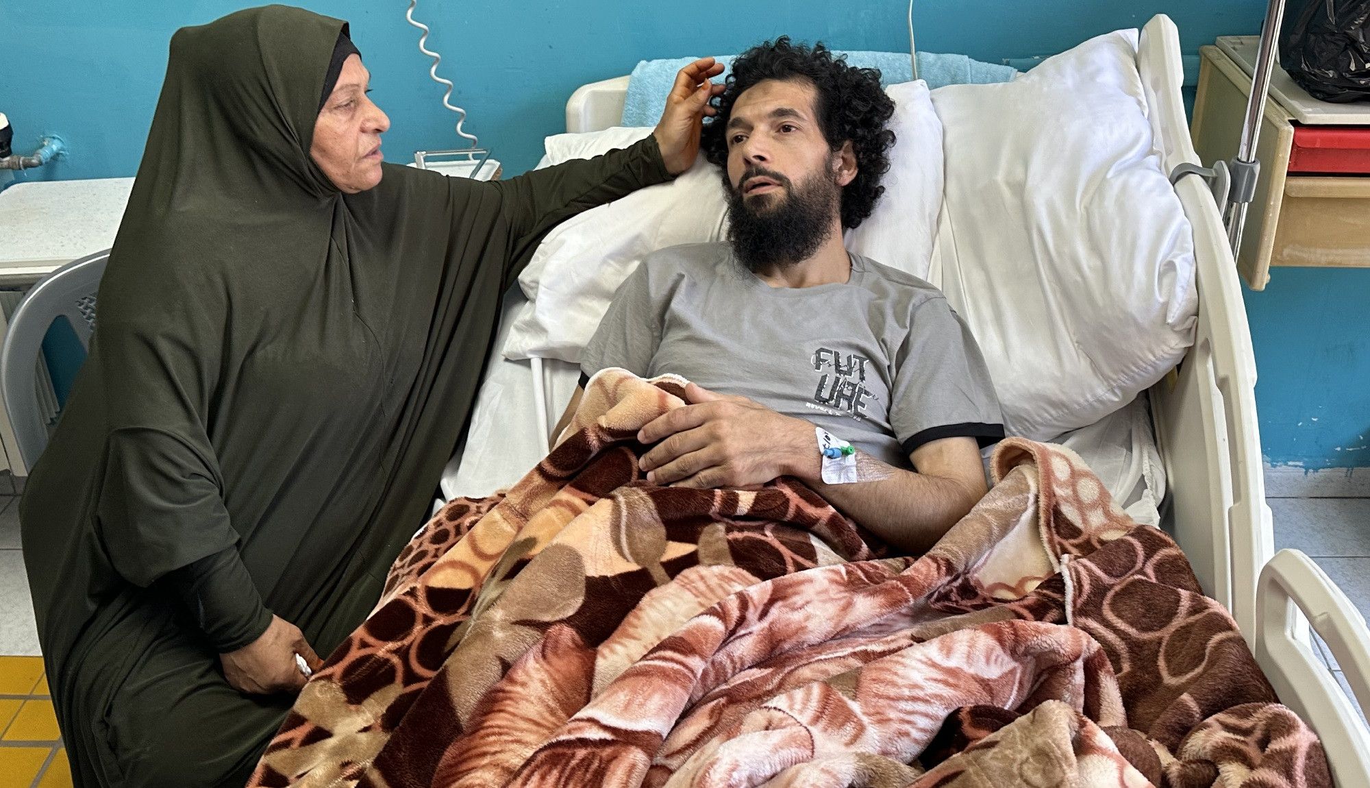 والد الأسير المحرر معزز عبيات يكشف تعذيب الاحتلال لابنه