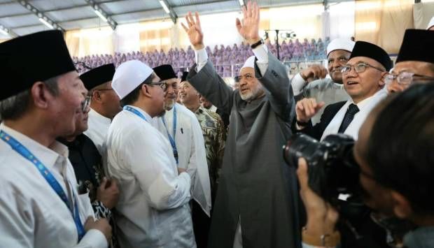 شيخ الأزهر: أوصي بحب الوطن وعدم الانصياغ للتيارات المتطرفة (صور)