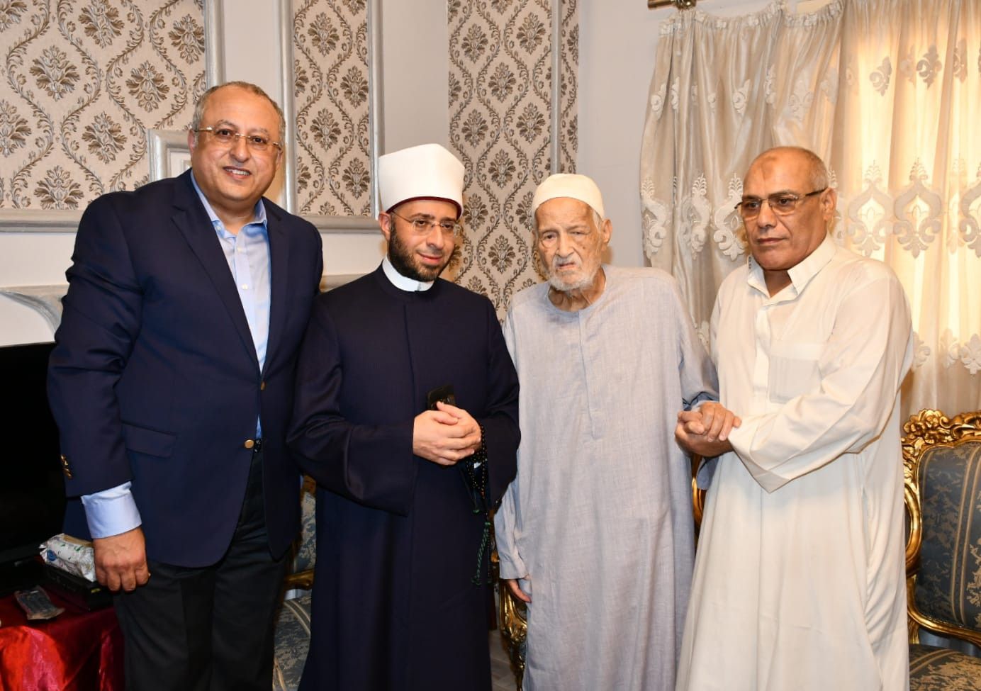 لفتة طيبة.. وزير الأوقاف يزور الشيخ منصور الرفاعي: عالم جليل (صور)