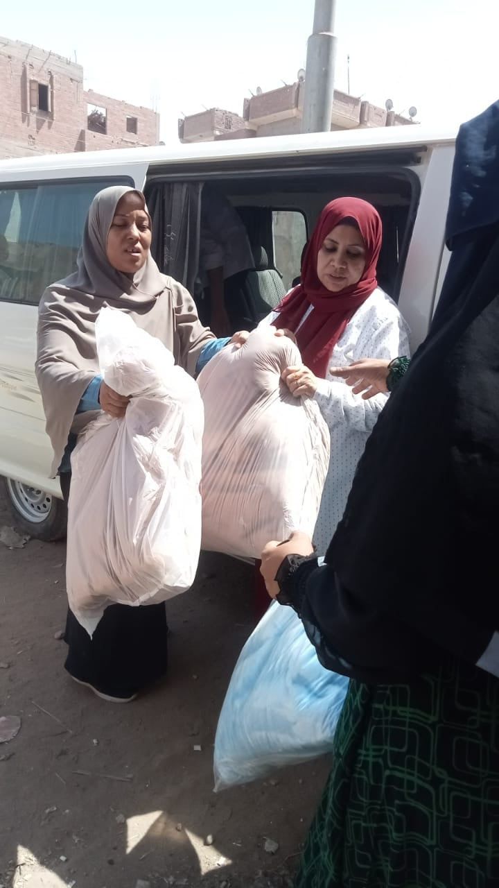 محافظ أسيوط يصرف مساعدات عاجلة لسكان منزل منفلوط المنهار (صور)