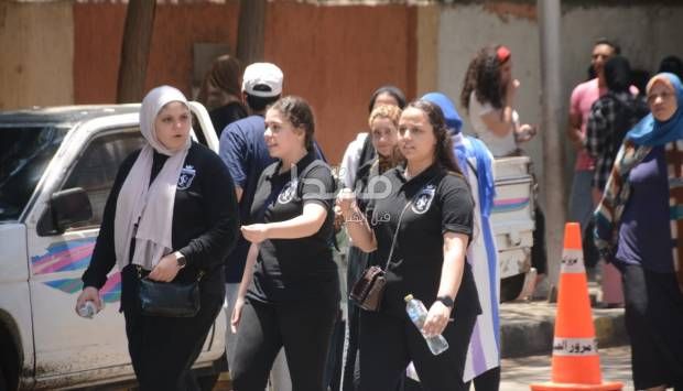 «الأسئلة سهلة والوقت كفّى».. فرحة بين طلاب الثانوية العامة بامتحان التفاضل