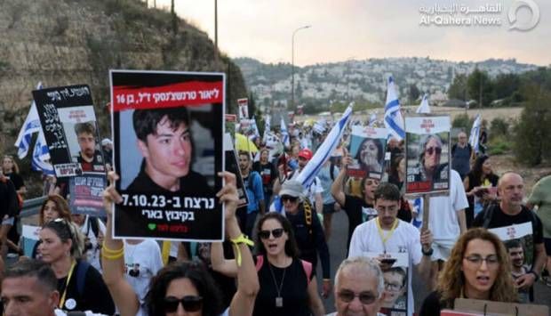 احتجاجات في تل أبيب تطالب بإقالة حكومة نتنياهو وإبرام صفقة تبادل للمحتجزين