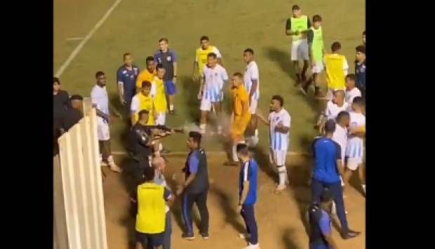 في البرازيل.. إطلاق رصاص على حارس مرمى أثناء مباراة كرة قدم (فيديو) 