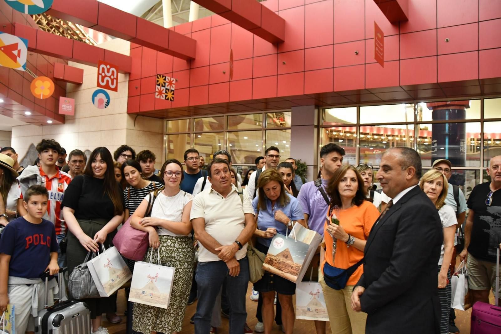 بالورود.. محافظ جنوب سيناء يكلف باستقبال أولى الرحلات القادمة من مدريد