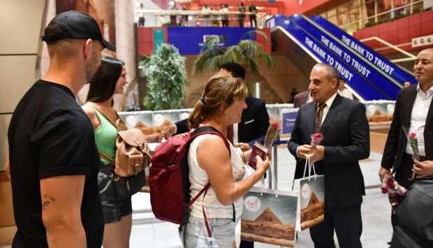 بالورود.. محافظ جنوب سيناء يكلف باستقبال أولى الرحلات القادمة من مدريد