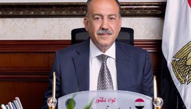 محافظ أسيوط يصرف مساعدات عاجلة لسكان منزل منفلوط المنهار (صور)