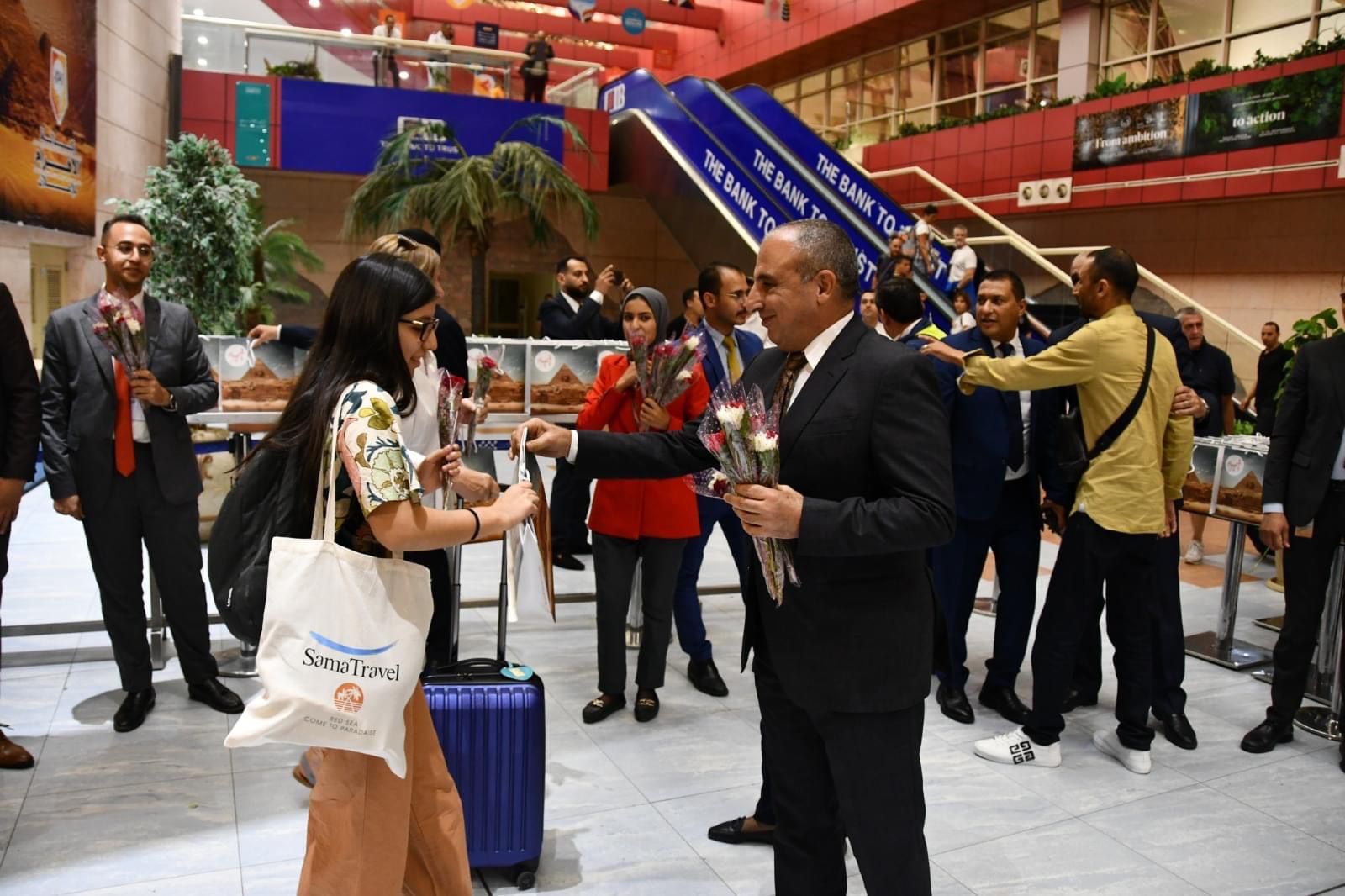 بالورود.. محافظ جنوب سيناء يكلف باستقبال أولى الرحلات القادمة من مدريد