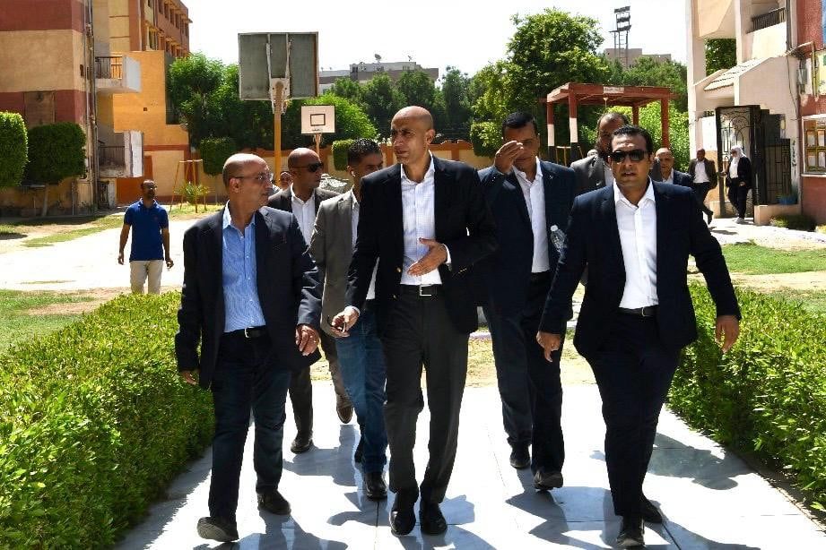وزير التعليم يتفقد عددا من مدارس قنا ويشهد الأنشطة الصيفية للأطفال