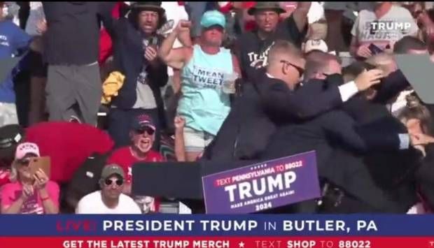 أوباما يعلق على إصابة ترامب في إطلاق نار عليه خلال تجمع انتخابي