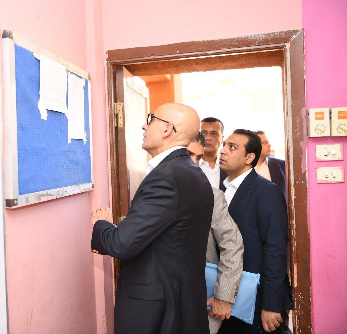 وزير التعليم يتفقد عددا من مدارس قنا ويشهد الأنشطة الصيفية للأطفال