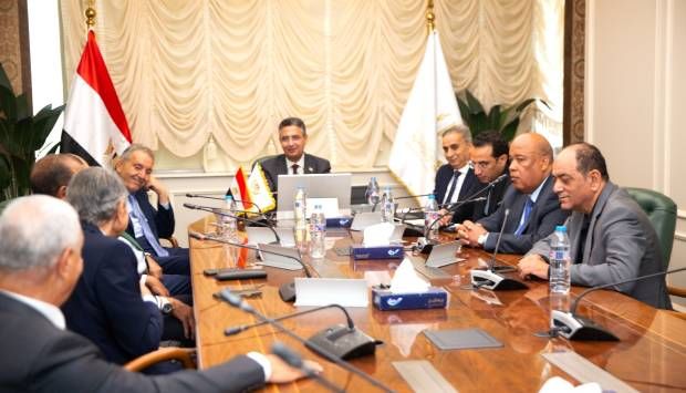 لصون حقوق المستهلك.. وزير التموين يناقش مع الغرف التجارية ضبط الأسواق