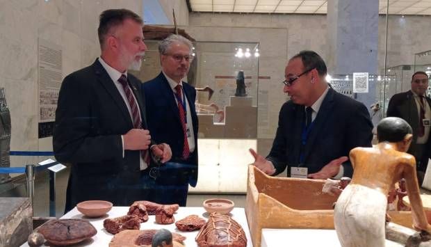 وزير الإعلام والإتصالات الصربي يزور المتحف القومي للحضارة المصرية «صور»