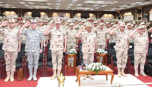 وزير الدفاع يلتقي بعدد من رجال القوات المسلحة بالمنطقة المركزية العسكرية