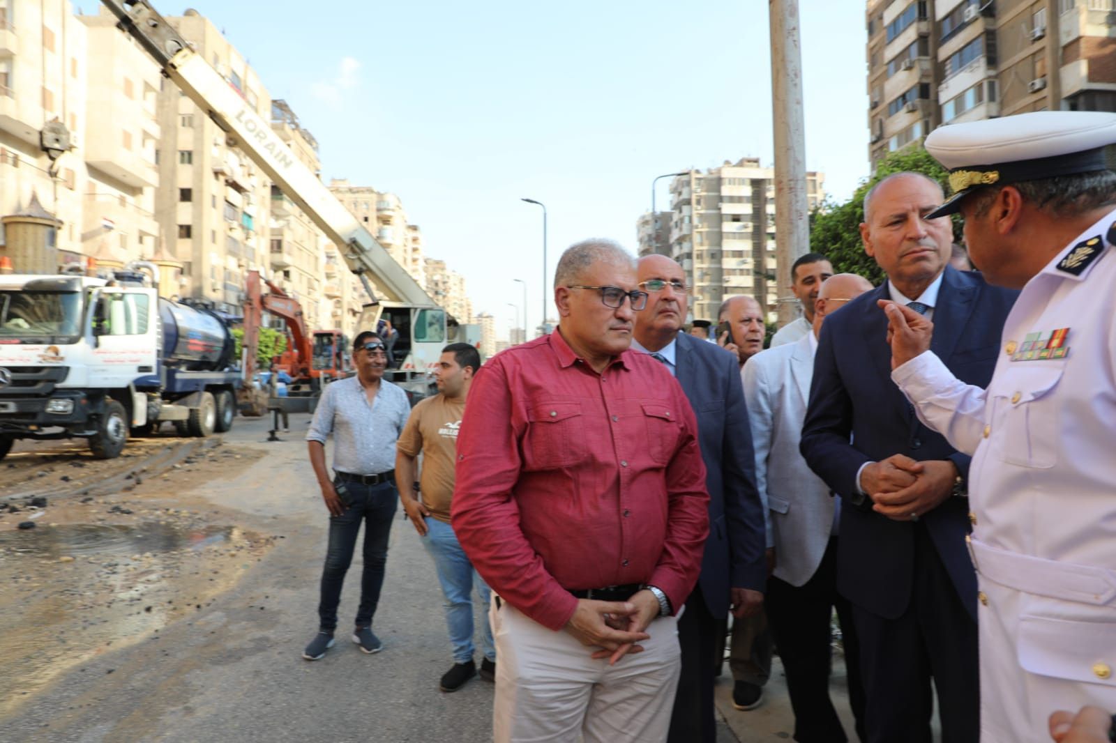 محافظ القاهرة يشرف على إصلاح كسر ماسورة مياه بمدينة نصر