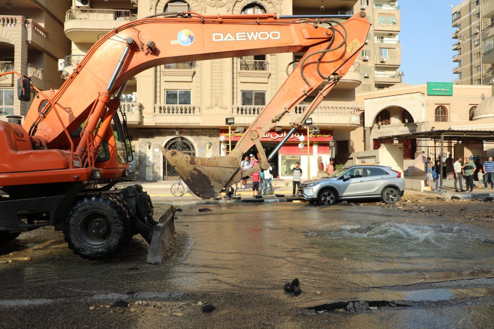 محافظ القاهرة يشرف على إصلاح كسر ماسورة مياه بمدينة نصر