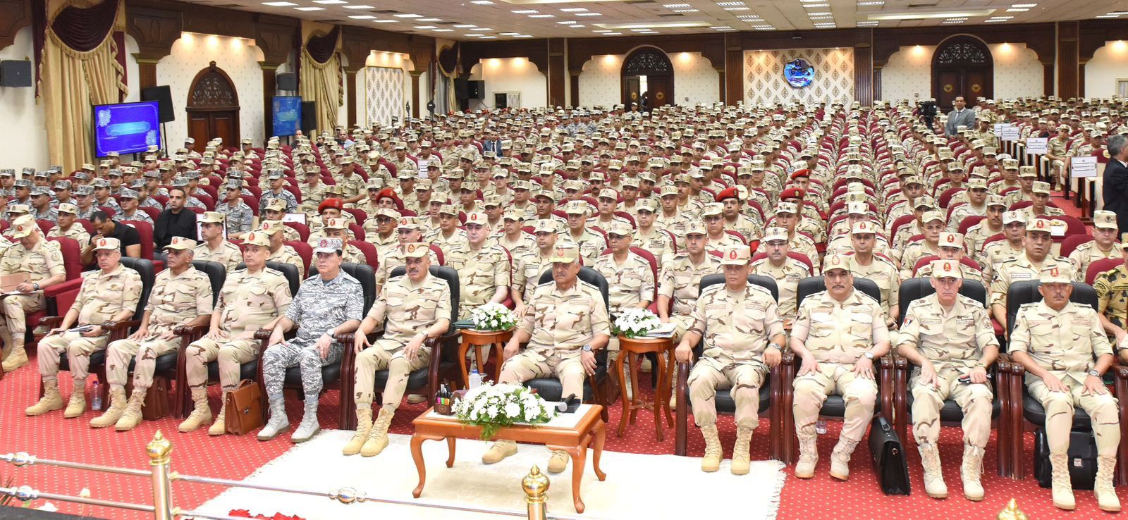 وزير الدفاع يلتقي بعدد من رجال القوات المسلحة بالمنطقة المركزية العسكرية