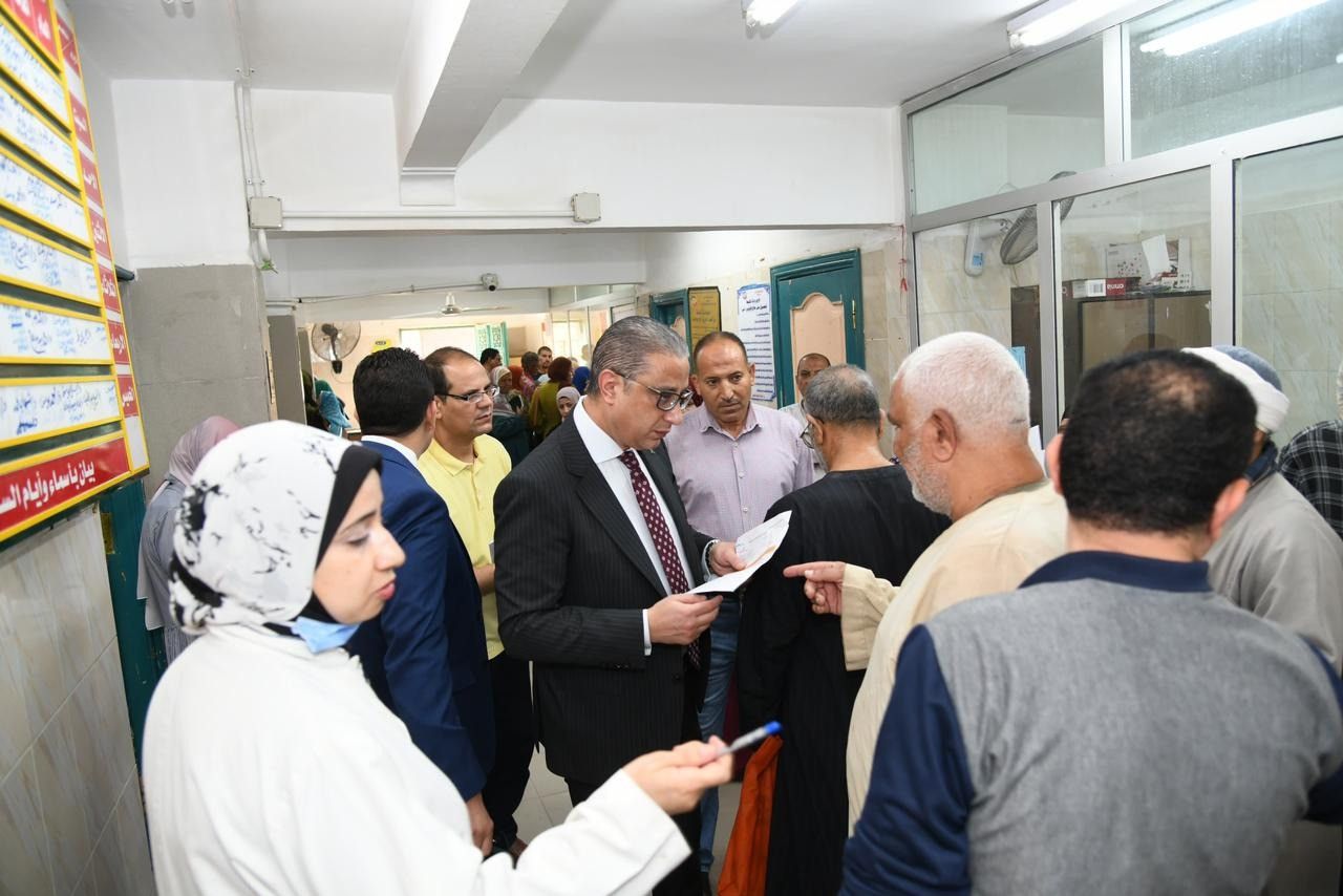 محافظ الفيوم يوجه بتوفير الأدوية الناقصة بمجمع التأمين الصحي بـ«كيمان فارس»
