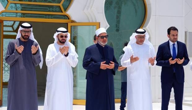  قبل مغادرته أبوظبي.. شيخ الأزهر يزور ضريح الشيخ زايد