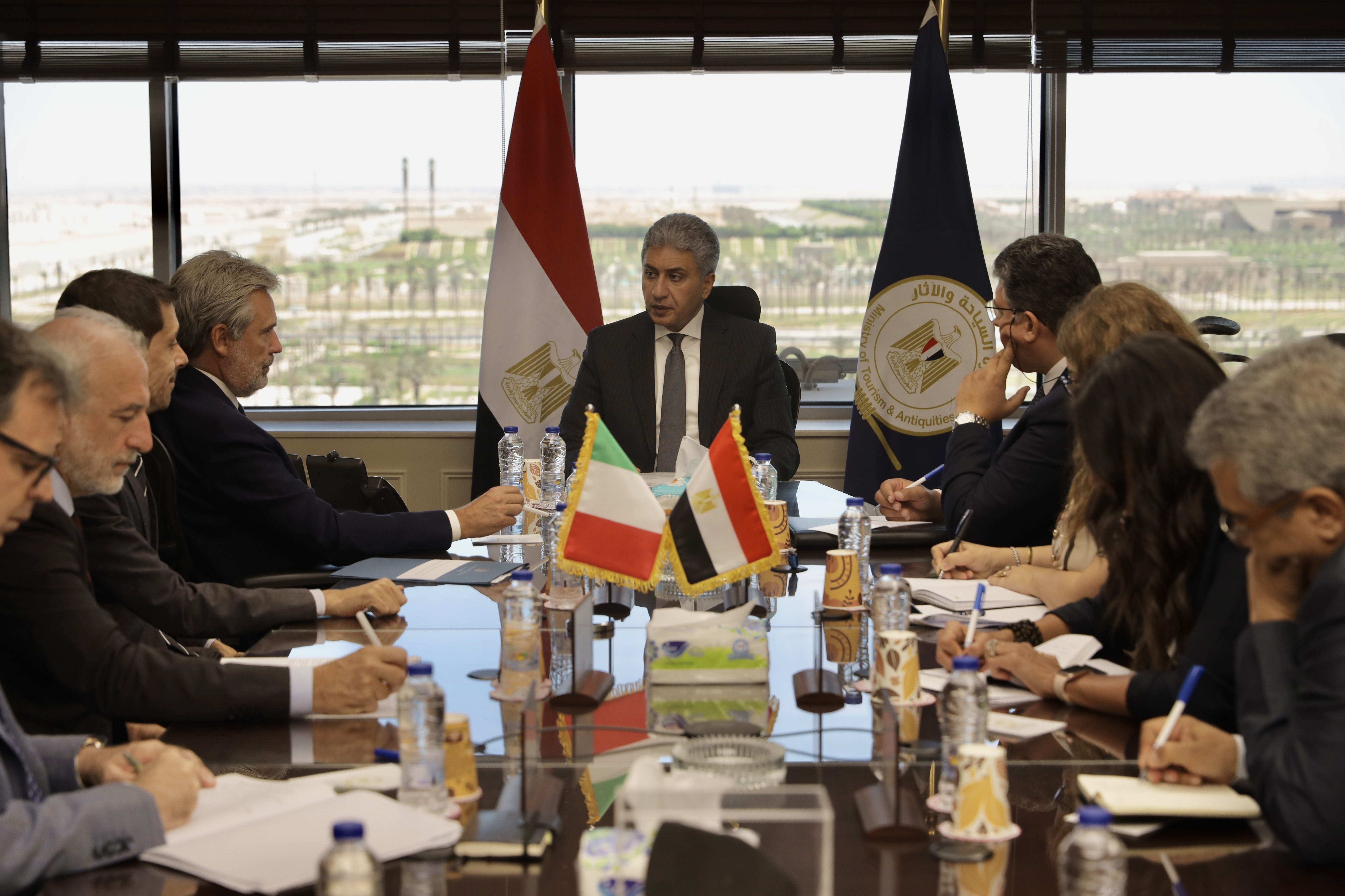 وزير السياحة والآثار وسفير إيطاليا يبحثان آليات التعاون بين البلدين