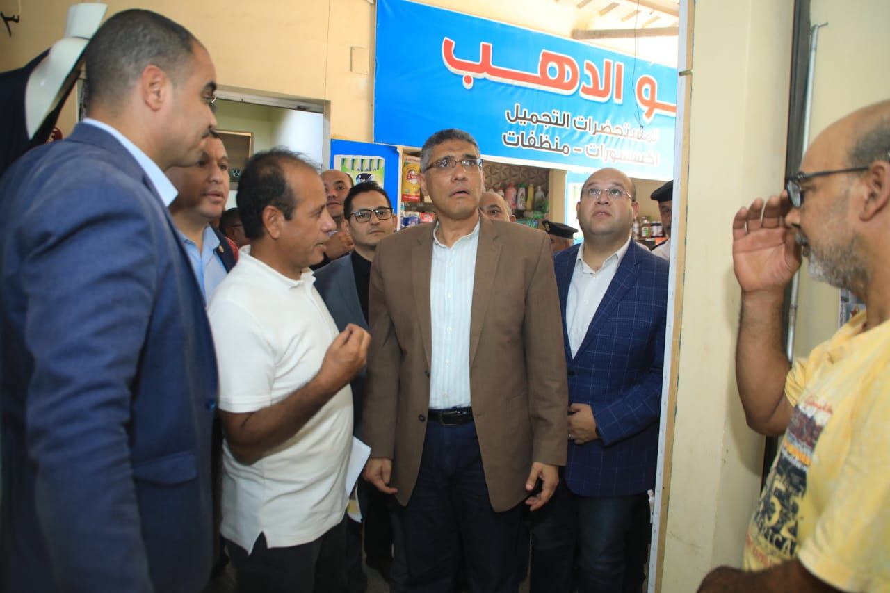محافظ الجيزة يشدد على سرعة إنهاء إجراءات الحماية المدنية بسوق بن حزم (صور)