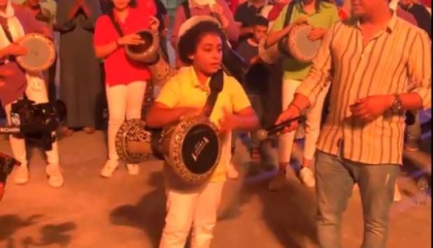 على أنغام الطبل والمزمار البلدي.. الفرحة تغمر رواد مهرجان العلمين (فيديو)