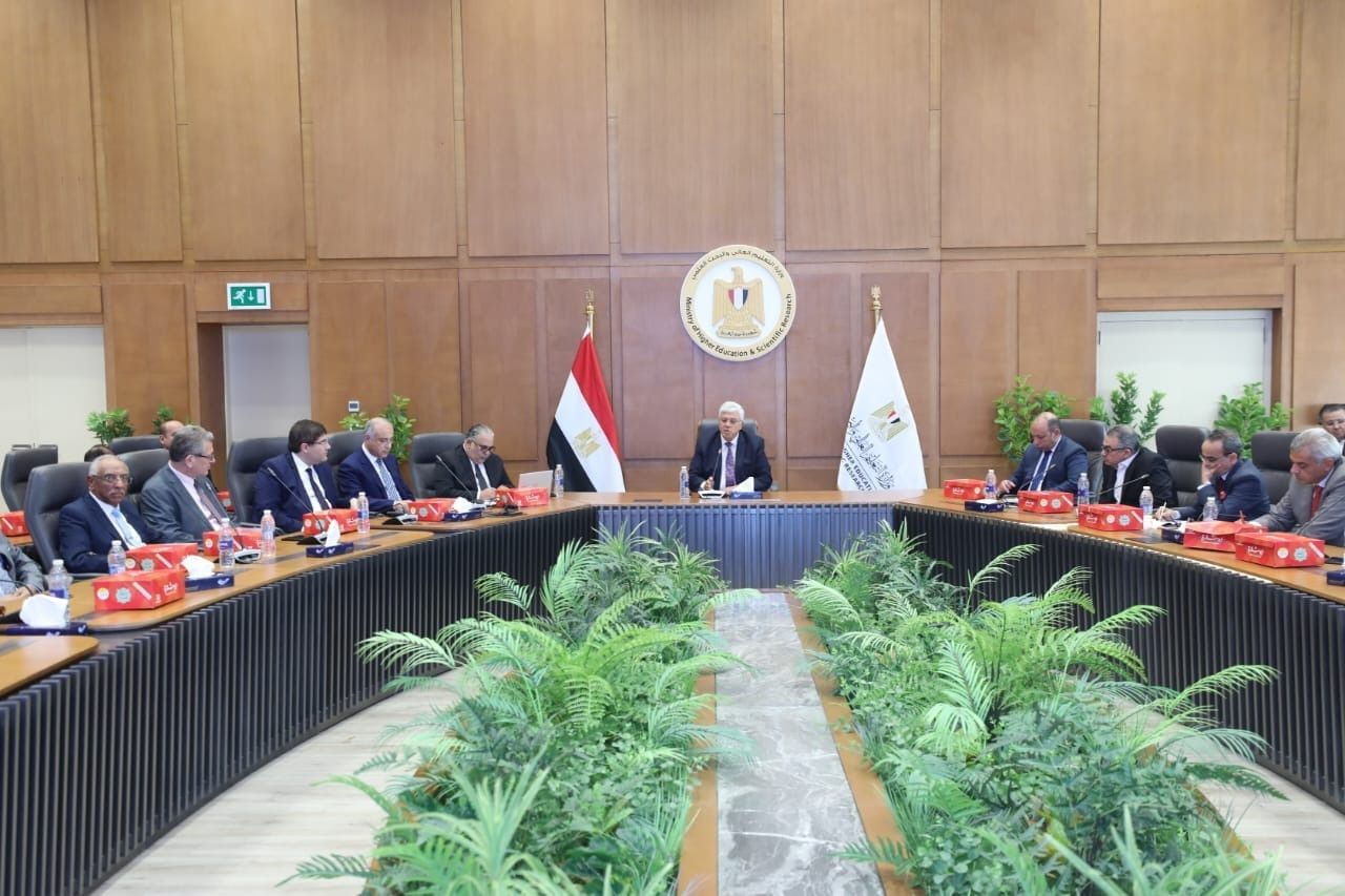 وزير التعليم العالي يبحث سُبل التعاون المُشترك مع بنك المعرفة المصري