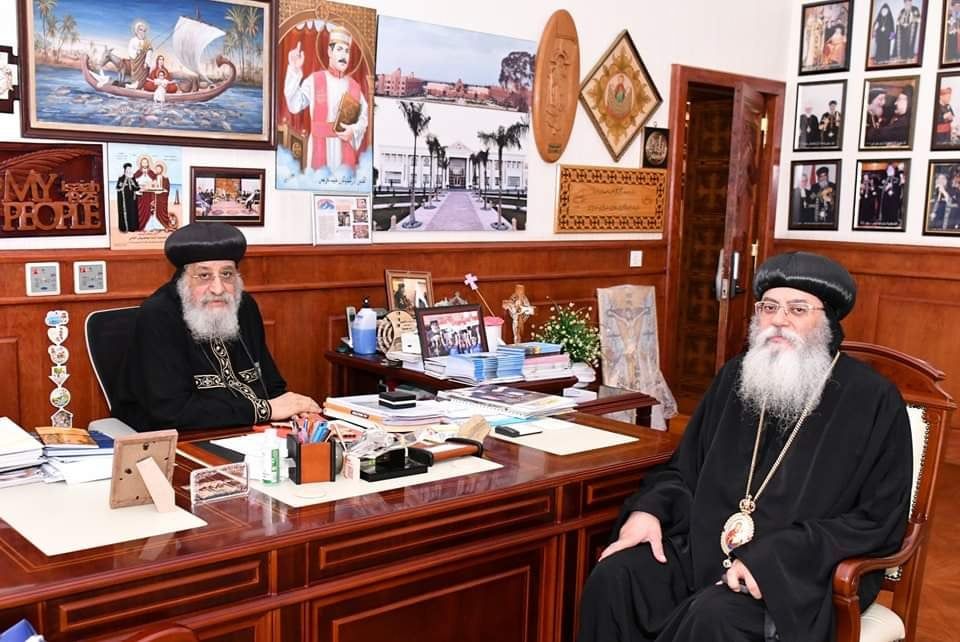 البابا تواضروس يلتقي كهنة ديرمواس ومطران القدس (صور)