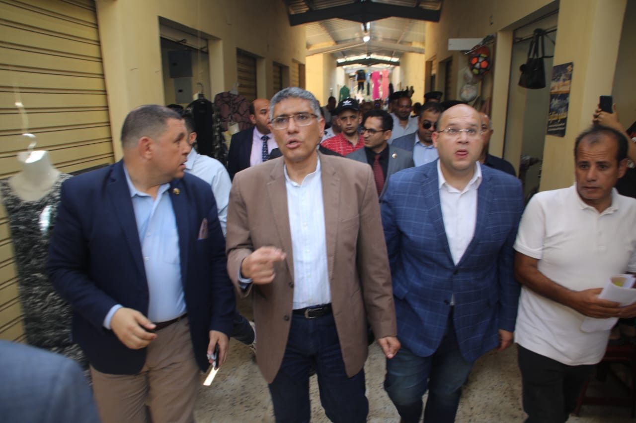 محافظ الجيزة يشدد على سرعة إنهاء إجراءات الحماية المدنية بسوق بن حزم (صور)