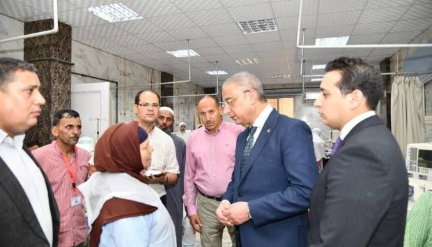 محافظ الفيوم يستمع لشكوى عاملة بمستشفى سنورس المركزي.. ويدعوها لزيارة مكتبه