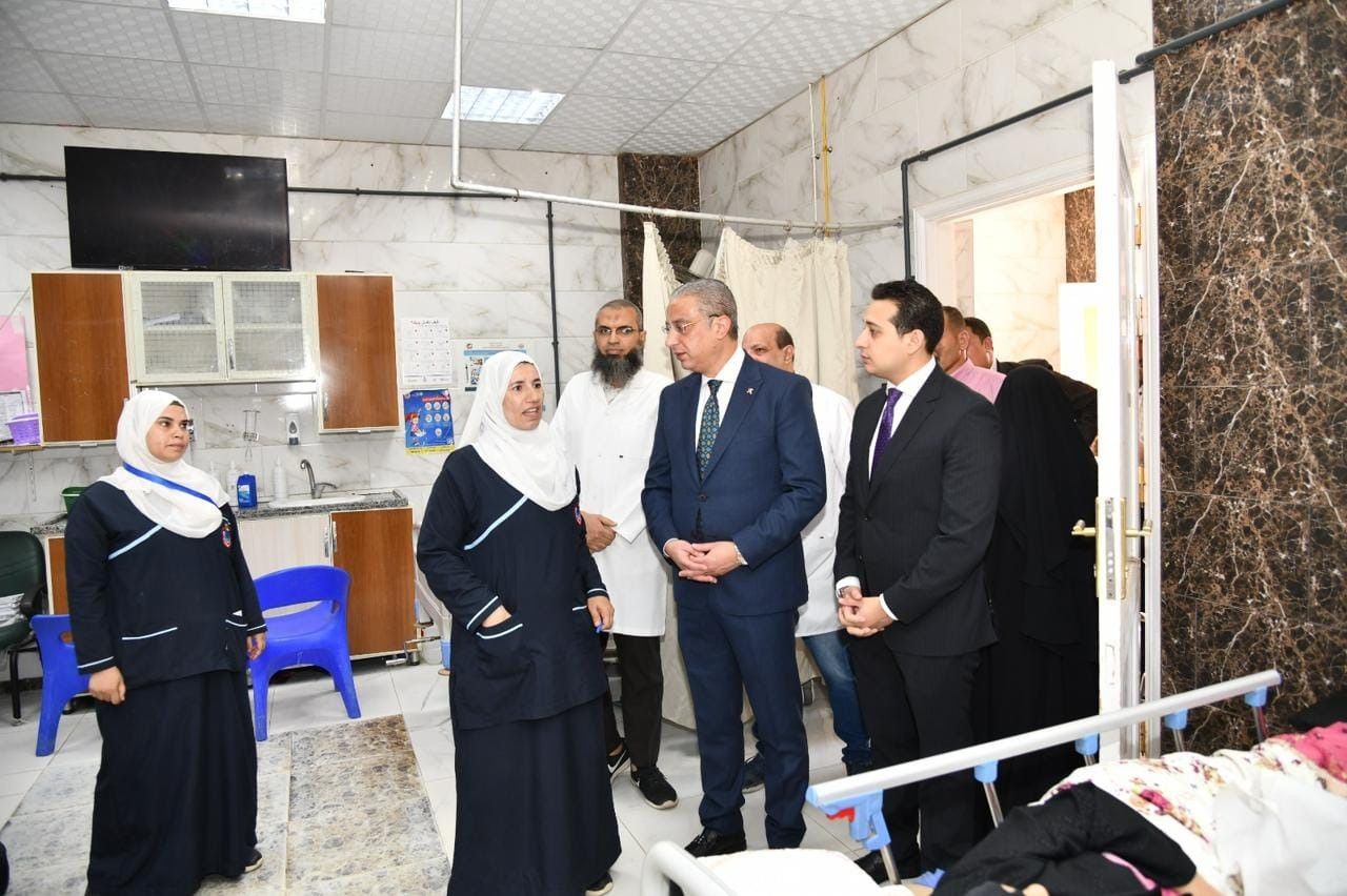 محافظ الفيوم يستمع لشكوى عاملة بمستشفى سنورس المركزي.. ويدعوها لزيارة مكتبه