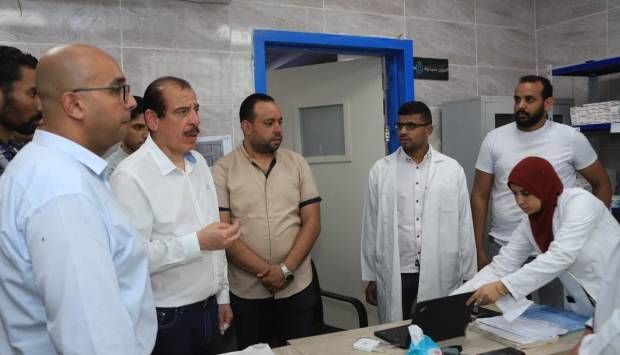 نائب وزير الصحة يوصي بصرف مكافأة لـ3 عاملين في مركز طب أسرة المخزن بقنا