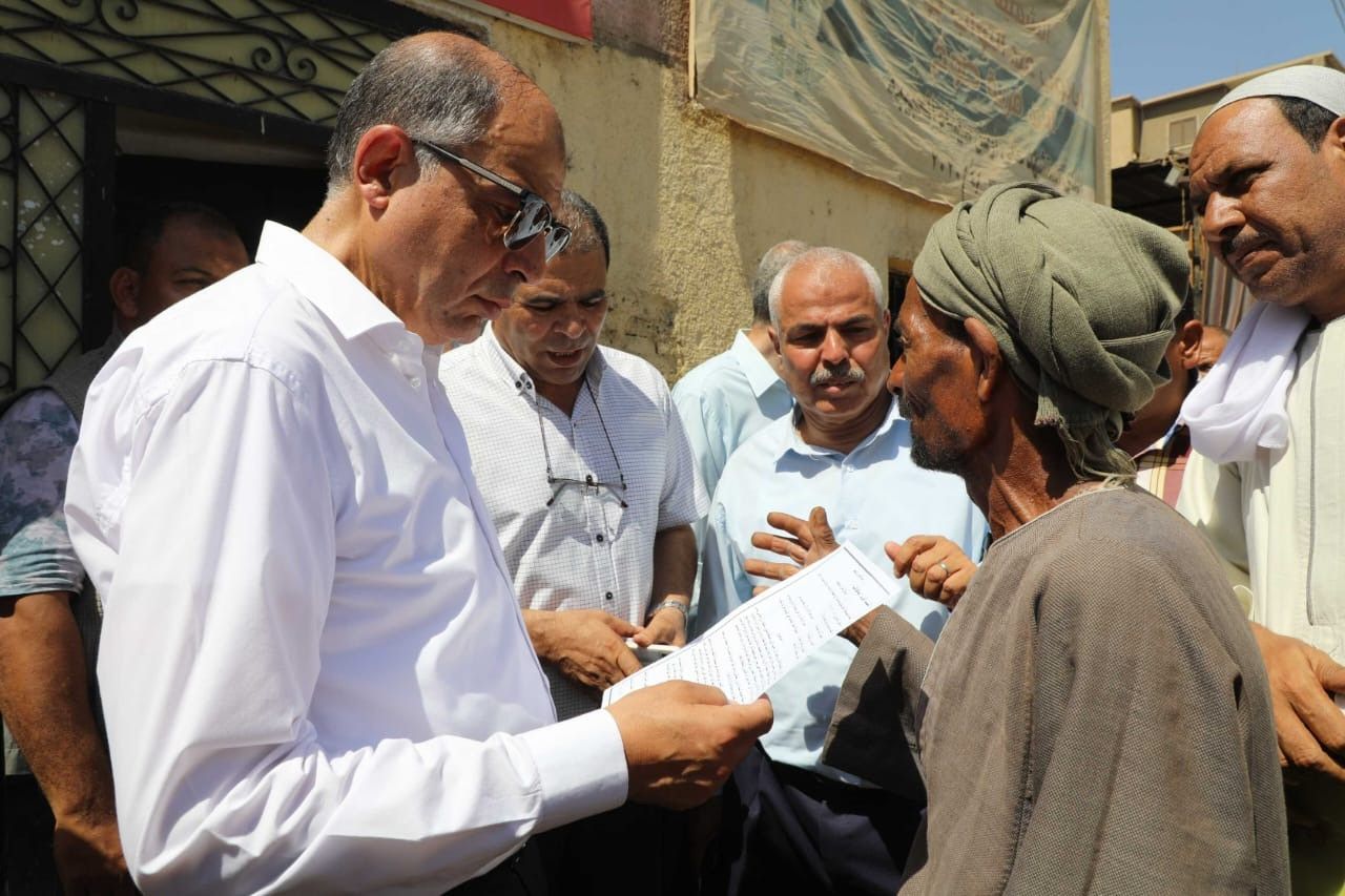 منع أي تعدي على حرم الطريق.. تفاصيل جولة محافظ المنيا في شوارع ديرمواس