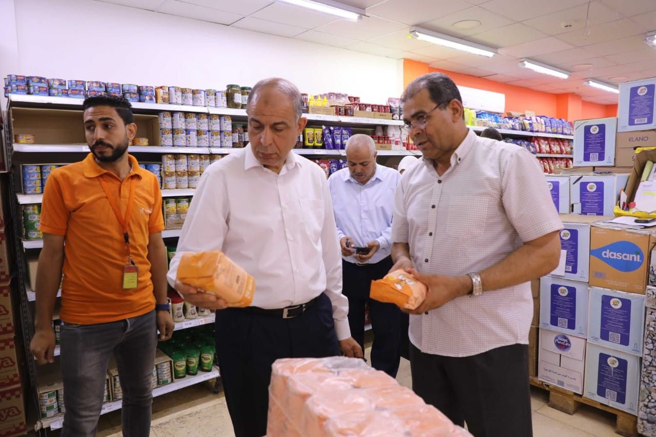 منع أي تعدي على حرم الطريق.. تفاصيل جولة محافظ المنيا في شوارع ديرمواس