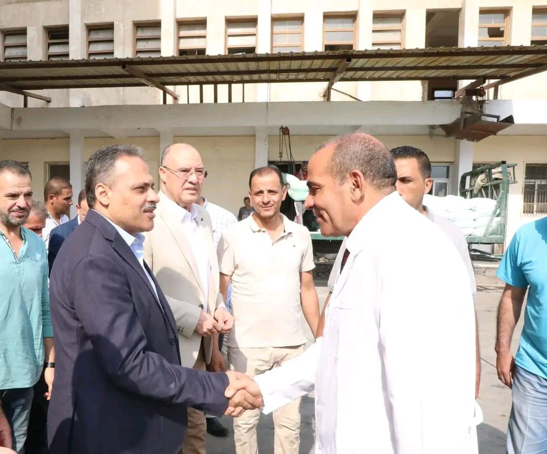 وزن الرغيف بنفسه.. محافظ الشرقية يقود حملة على المخابز بالزقازيق (صور)