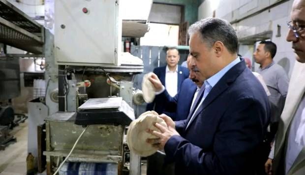 وزن الرغيف بنفسه.. محافظ الشرقية يقود حملة على المخابز بالزقازيق (صور)