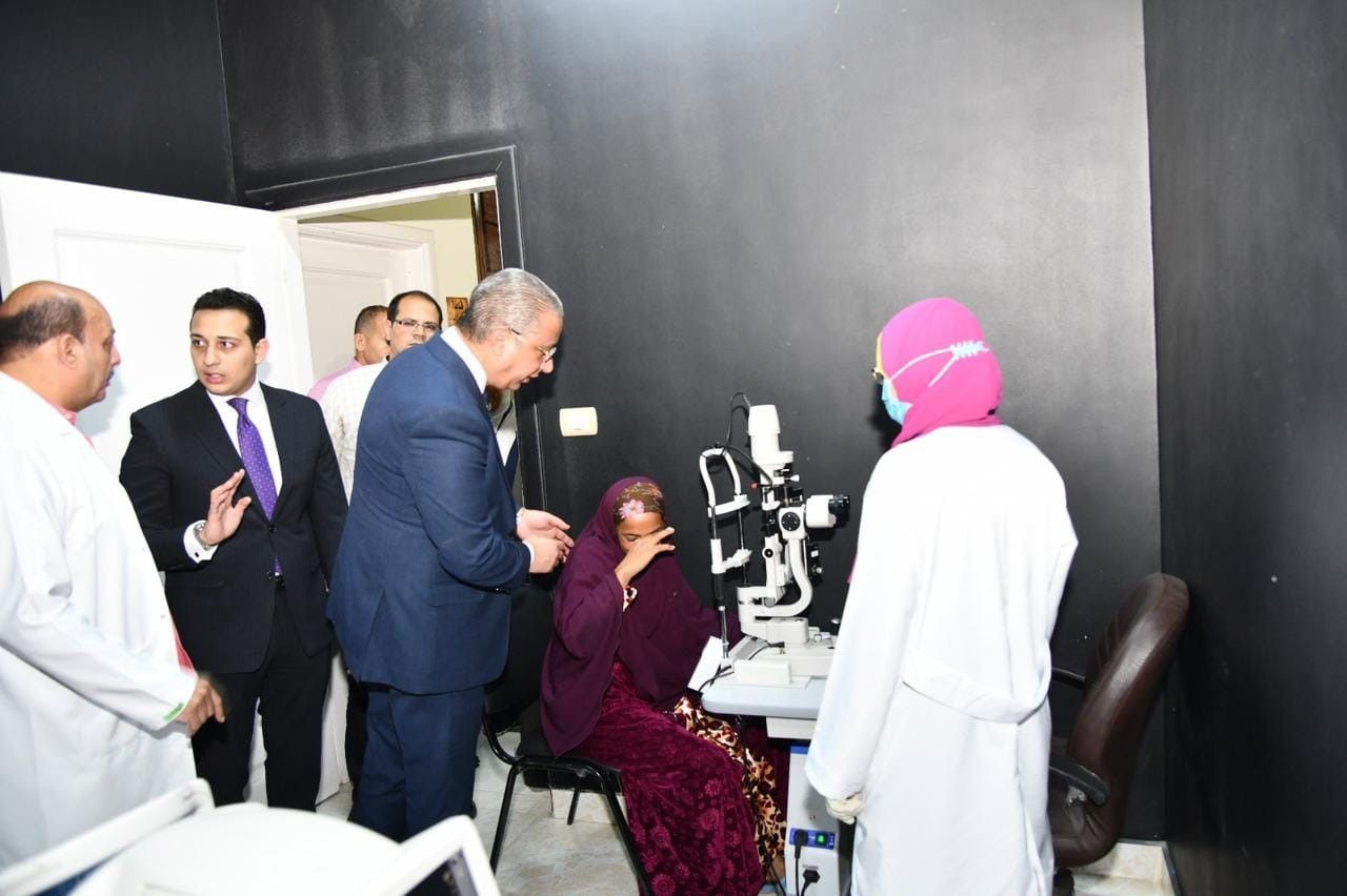 محافظ الفيوم يستمع لشكوى عاملة بمستشفى سنورس المركزي.. ويدعوها لزيارة مكتبه