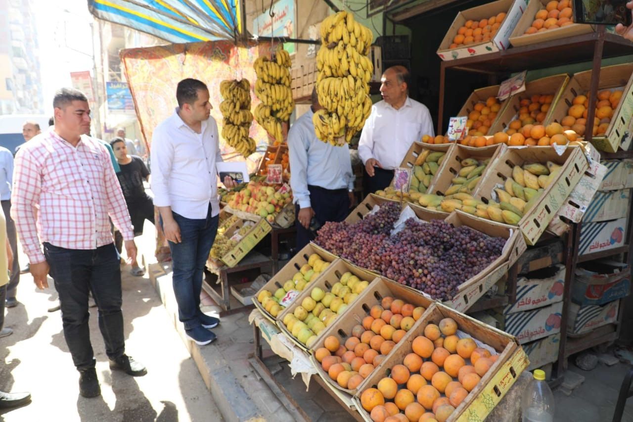منع أي تعدي على حرم الطريق.. تفاصيل جولة محافظ المنيا في شوارع ديرمواس
