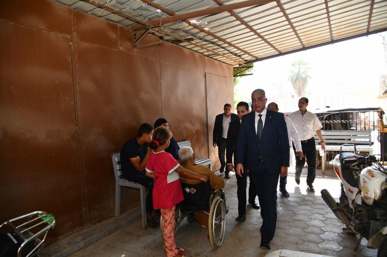 محافظ الفيوم يستمع لشكوى عاملة بمستشفى سنورس المركزي.. ويدعوها لزيارة مكتبه