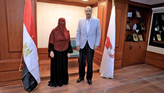 بعد اعتذار مدبولي.. محافظ سوهاج يستقبل طبيبة المراغة بمكتبه