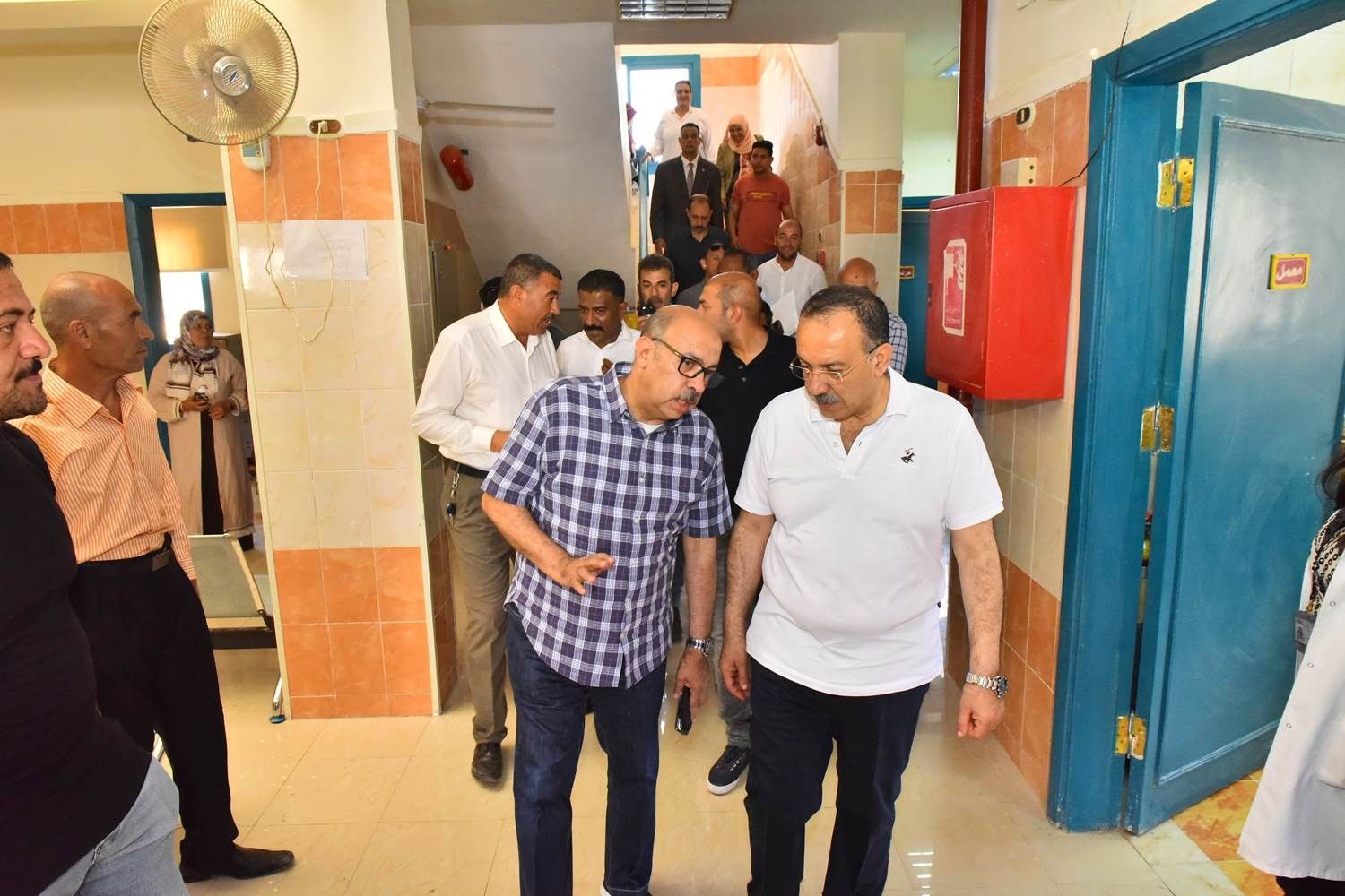 محافظ أسيوط للمواطنين بحي شرق: "أنا هنا علشانكم وتحت أمركم طوال 24 ساعة"