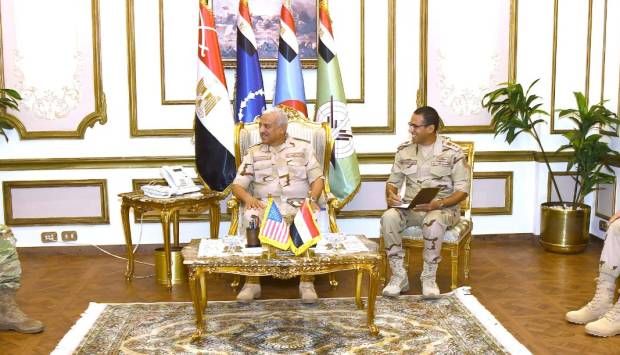 الفريق أول عبد المجيد صقر يلتقي قائد القيادة المركزية الأمريكية «فيديو»