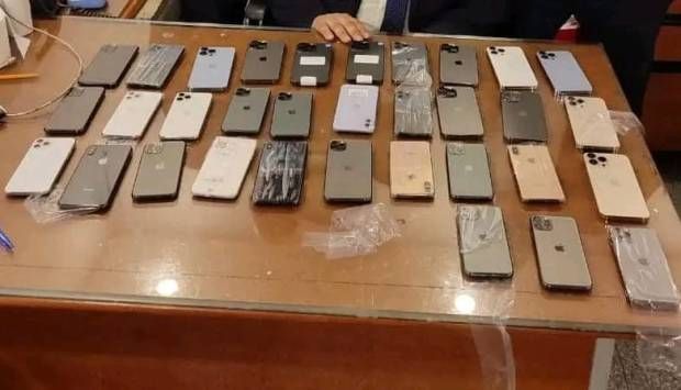 ضربة قاصمة من جمارك مطار القاهرة ضد مهربي الموبايلات