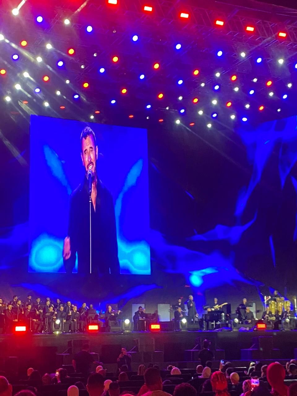 كاظم الساهر يشعل حماس الجمهور بحفله بأغنية أحبينى بلا عقد فى مهرجان العلمين