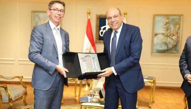 وفد Thales الفرنسية للطيران يبدي إعجابه الشديد بما شاهدوه بمصر