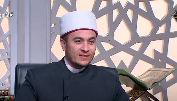 ما حكم الصلاة جالسًا لسبب مرضي؟ أمين الفتوى يرد (فيديو)