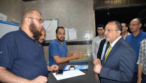 محافظ أسيوط يطمئن على سير العمل بمستشفى الإيمان العام (صور)